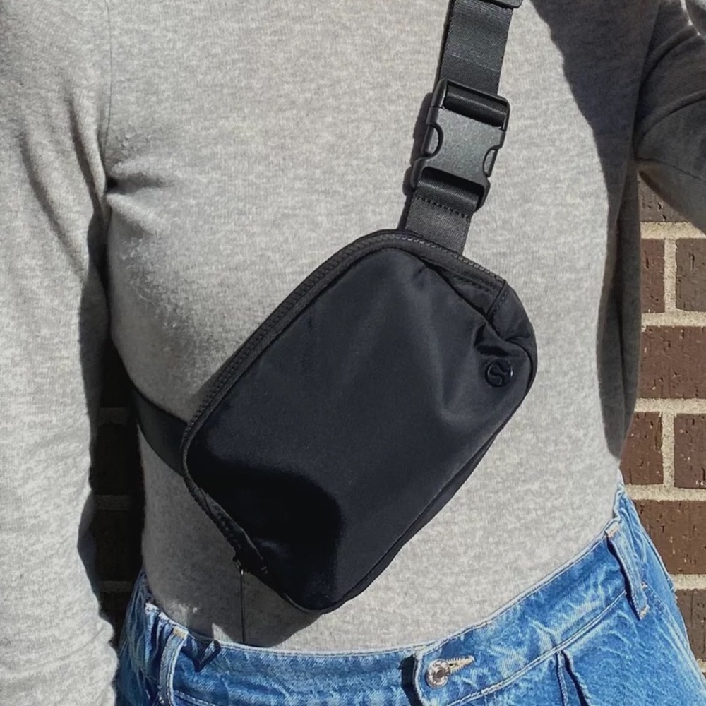 Lululemon - Everywhere belt bag in BLACK